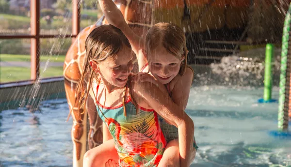 Splashpool - girls playing