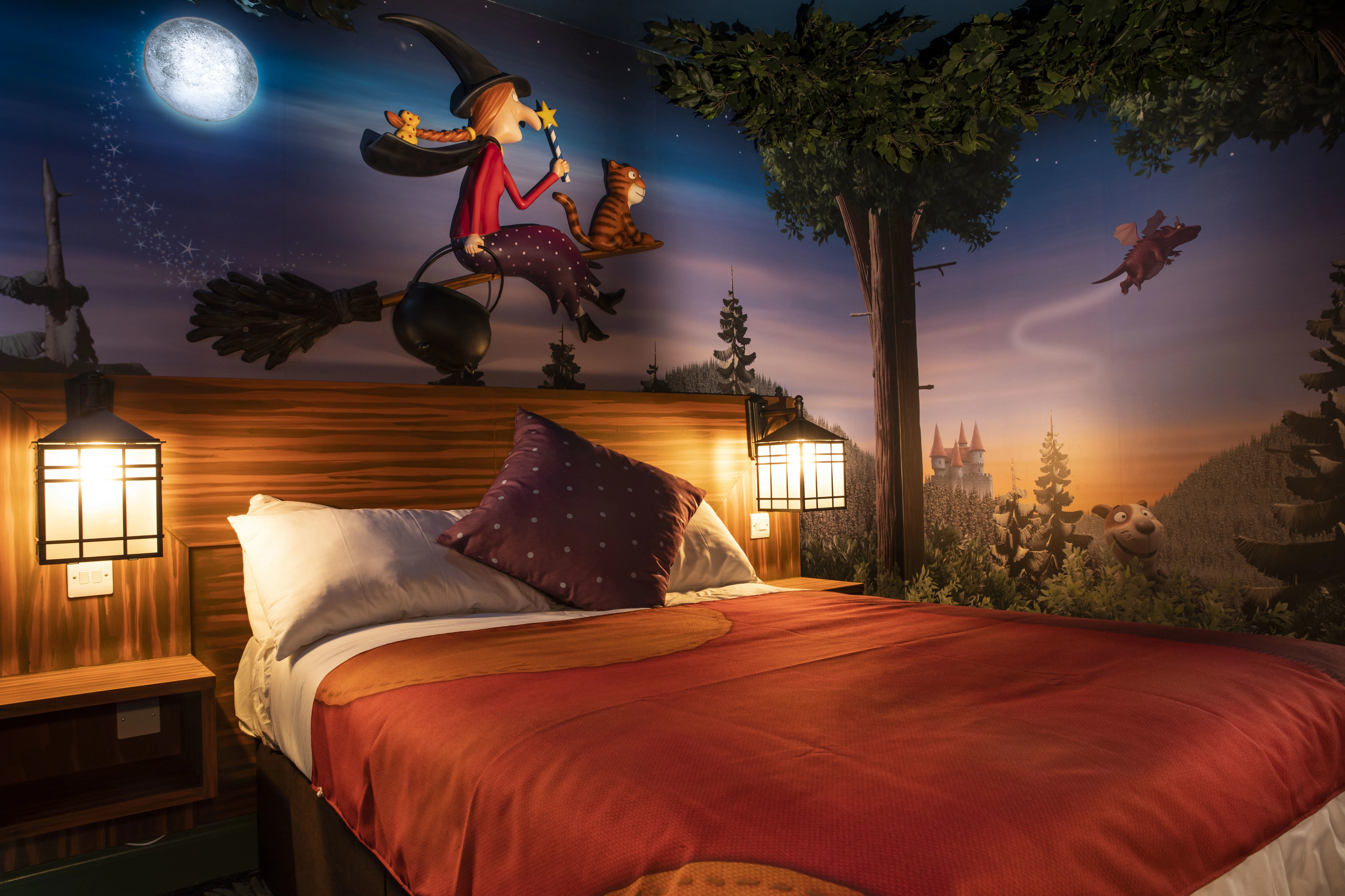 Cwoar Room On A Broom - main bed